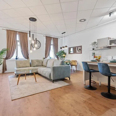 Luxe Living At Old Town Center *