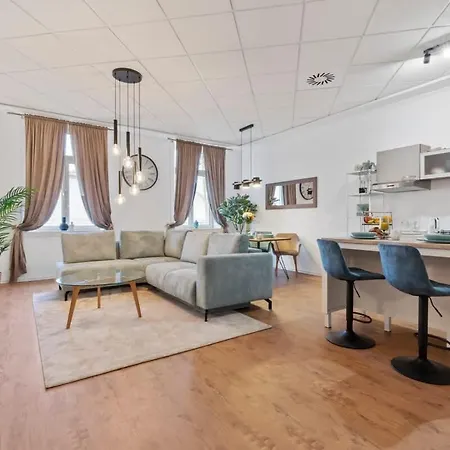 Luxe Living At Old Town Center * Pozsony