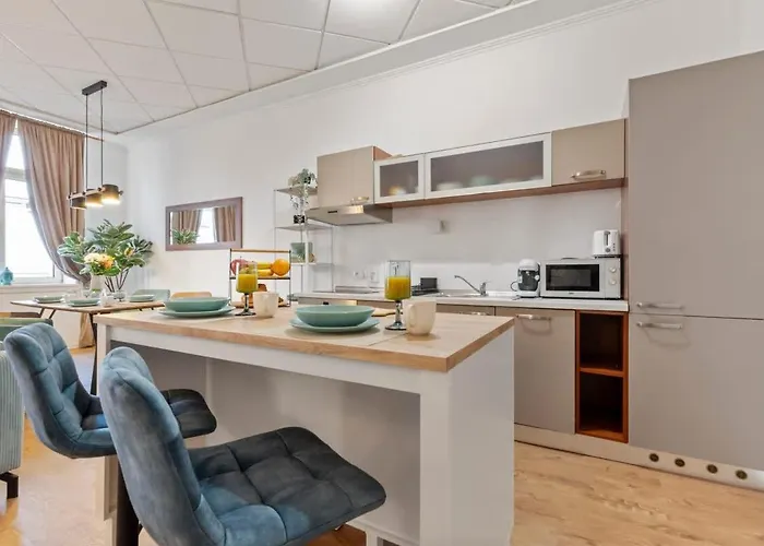 Luxe Living At Old Town Center *