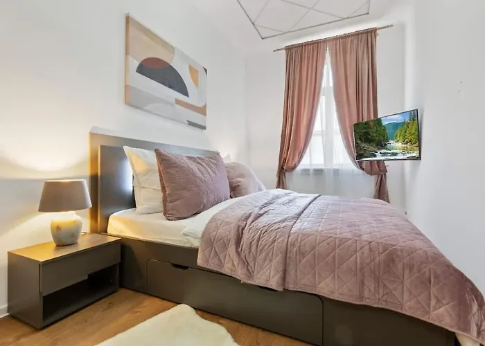 Luxe Living At Old Town Center Apartmán *